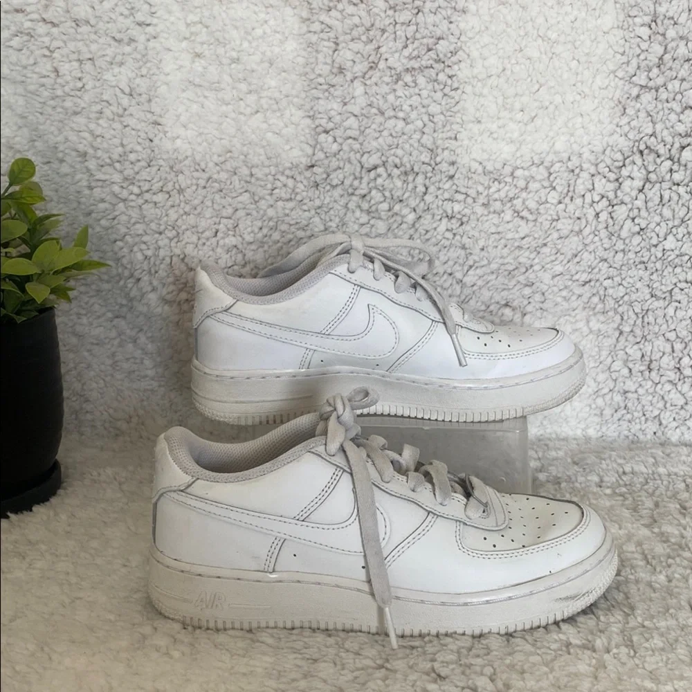 Nike Kids White Sneakers - Picture 3 of 5